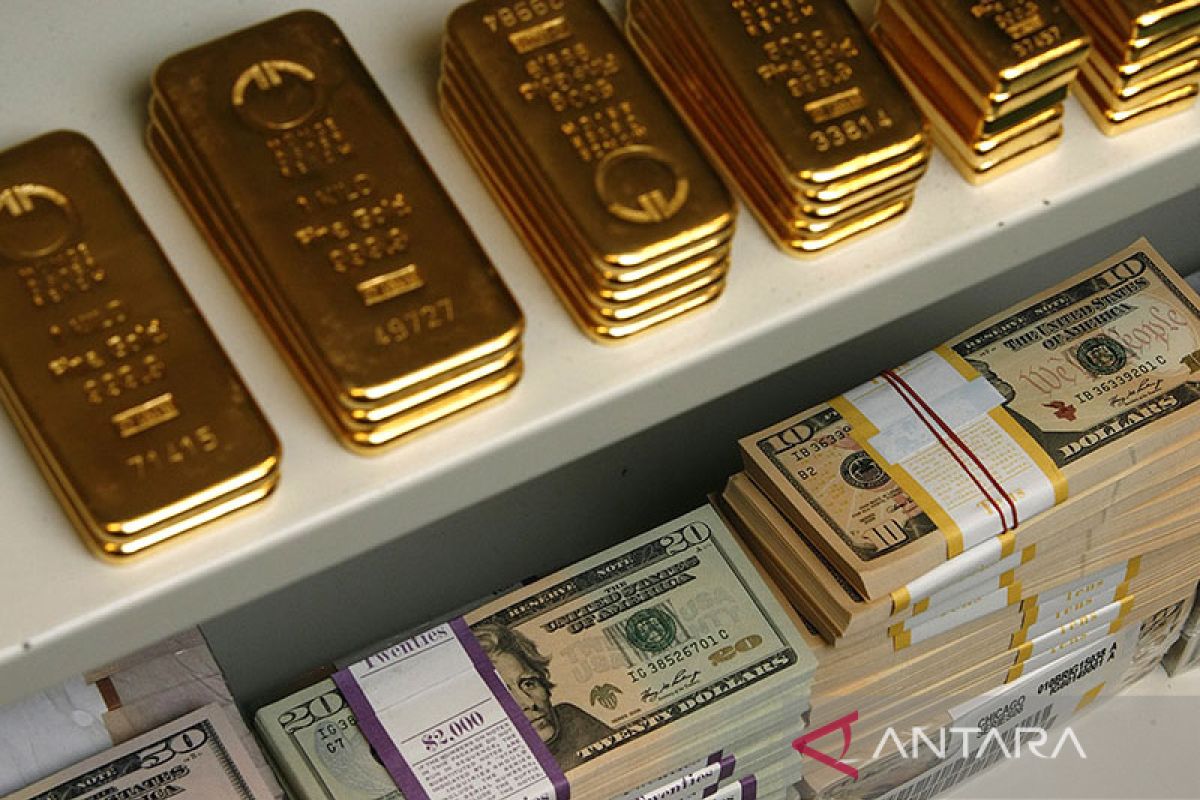 Harga emas turun tipis dipicu positifnya data dunia usaha Amerika Serikat