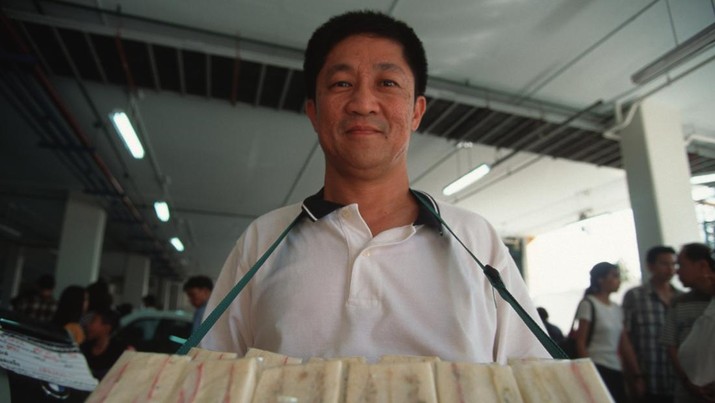 Miliarder Thailand Bangkrut, Jadi Tukang Roti Pinggir Jalan